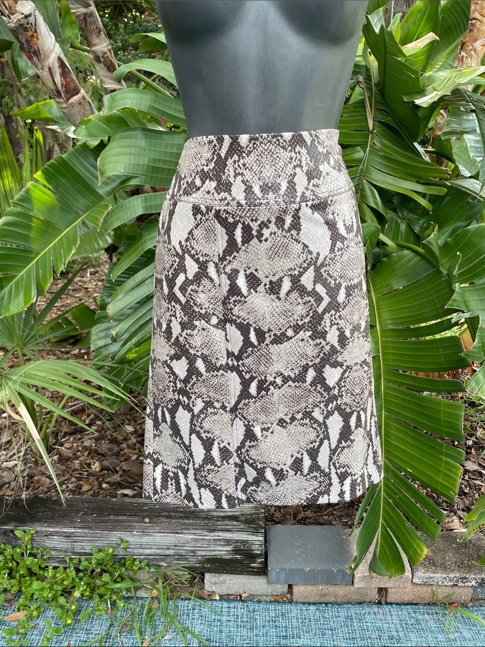 snake print drop waste pencil skirt